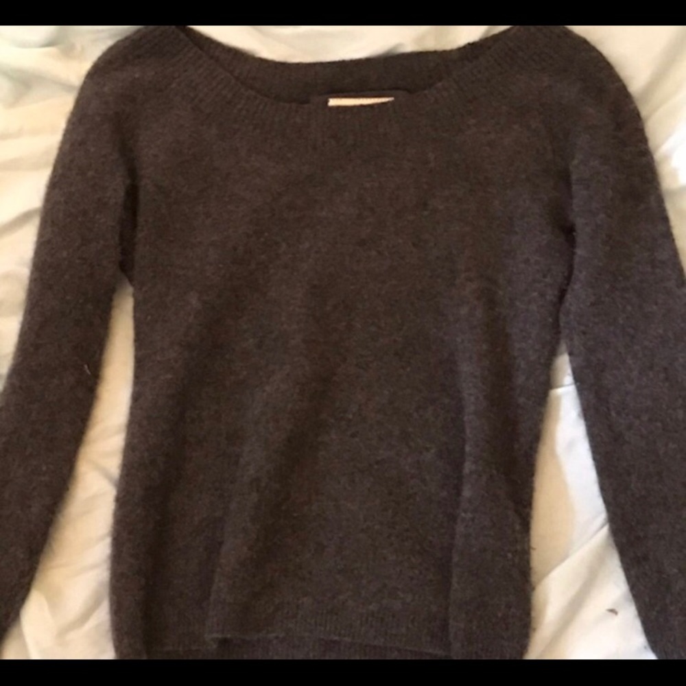 Small women’s 100% cashmere sweater